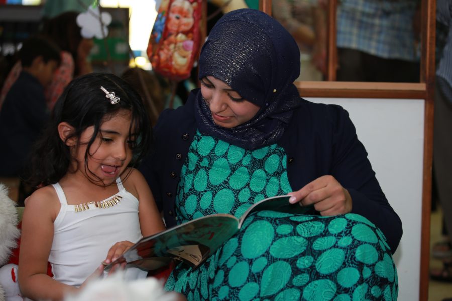 من افضل صور مشروع مكتبة الفانوس والتي تجمع بين الأمومة والقراءة